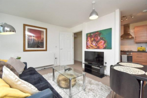 City Centre Apartment with Free Parking, Self Check-In, Sky TV and Fast WiFi by Yoko Property